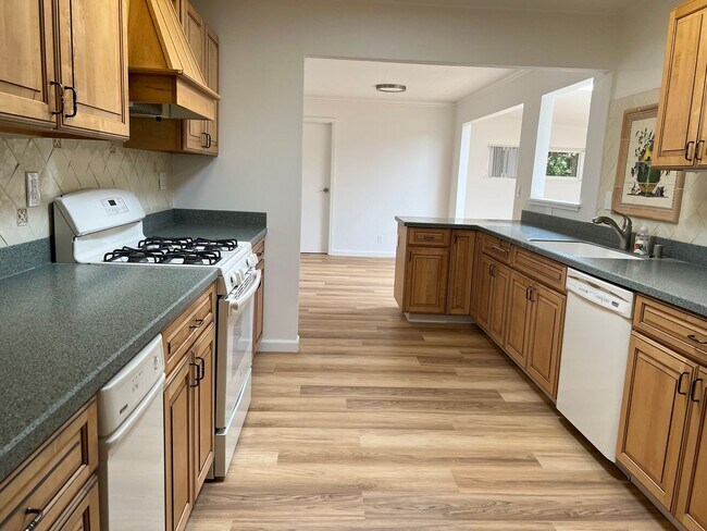 Building Photo - $6,500 4 Bed 2.5 Bath Mountain View Home Near Google