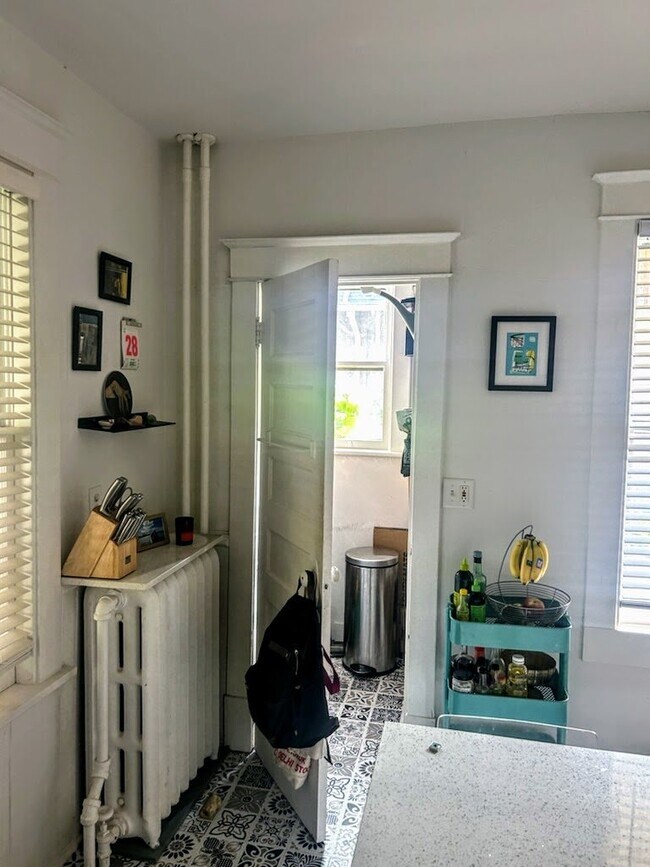 Foto del edificio - 1 Bedroom + Den  - St. Paul Duplex