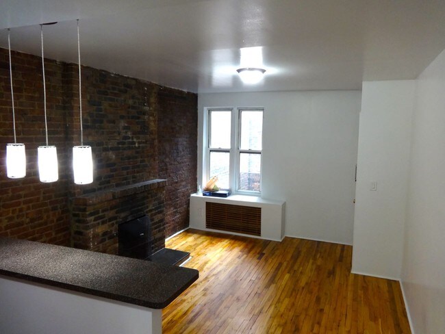 Building Photo - 251 W 26th St