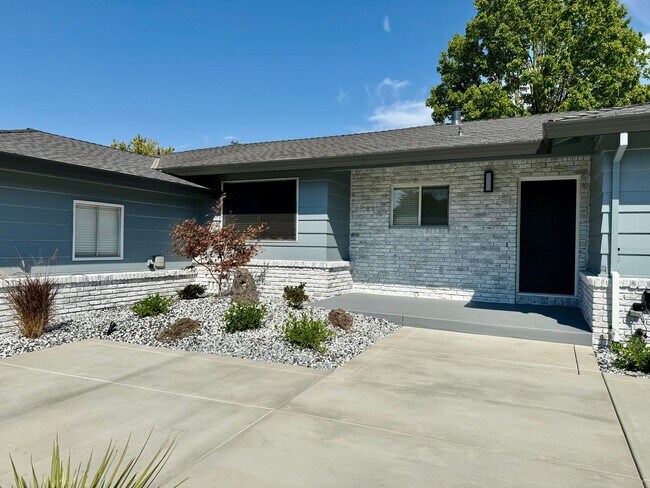Foto del edificio - Beautiful remodeled home