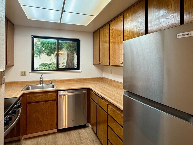 Building Photo - Must See This Updated 2 Bedroom, 1 Bathroom Condo in San Jose!