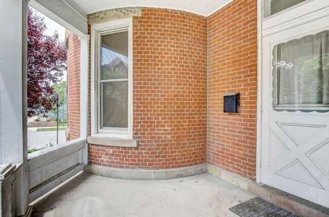 Building Photo - 128 King Ave