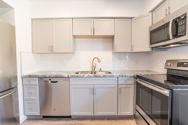 Foto del edificio - 6713 E Cheery Lynn Rd
