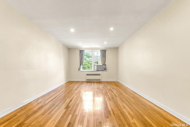 Building Photo - 102-55 67th Dr