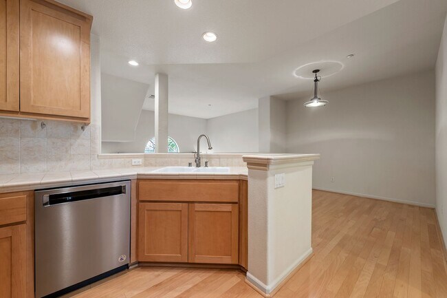 Foto del edificio - Spacious Tri-Level Home - Great Downtown S...