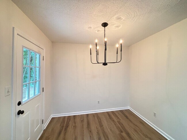Building Photo - Cute Stepless 3 bedroom, 2 bath ranch in D...