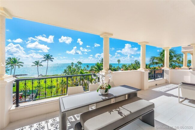 Building Photo - 19243 Fisher Island Dr