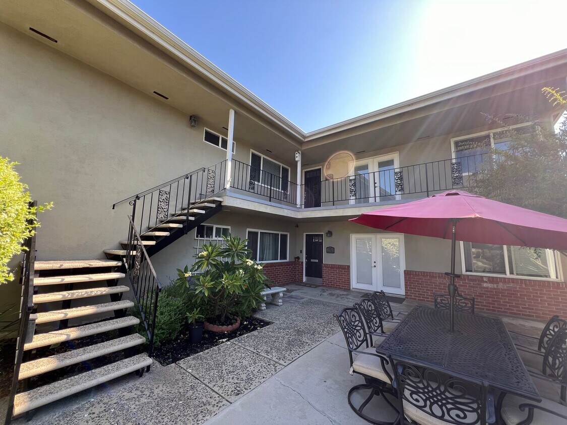 Primary Photo - Upgraded Upper Level 3 Bedroom Belmont Hei...