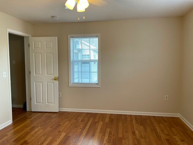 Spacious private bedroom with natural light - 2010 Wolfmill Dr