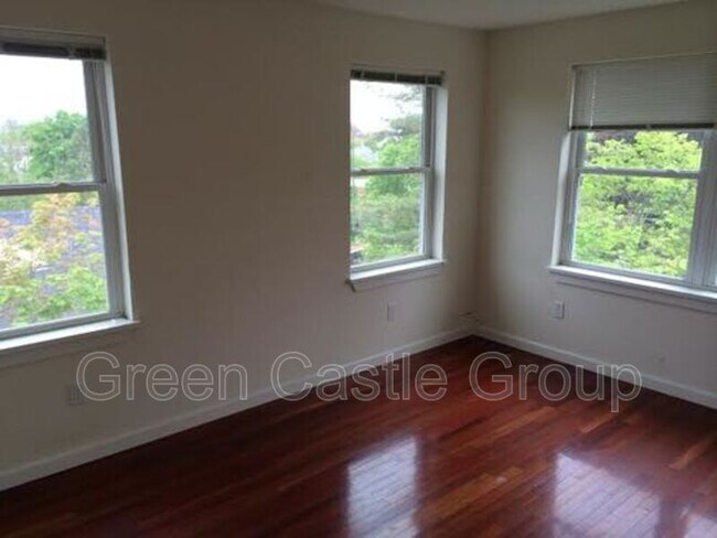 Building Photo - 323-325-325 College St