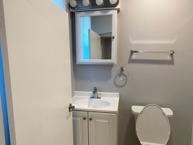 Building Photo - 565 pennington ave