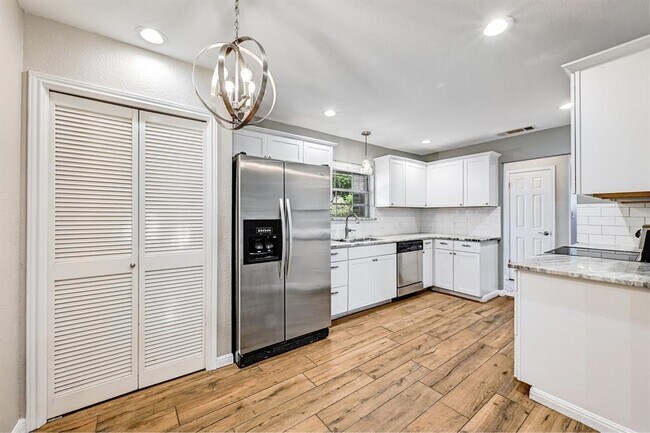 Foto del edificio - 9403 Longvale Dr