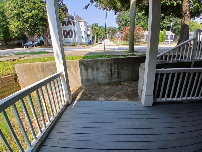 Building Photo - Amazing 3 Bedroom 2.5 Bath! Intown Living at a Price Below Market Off Street Parking