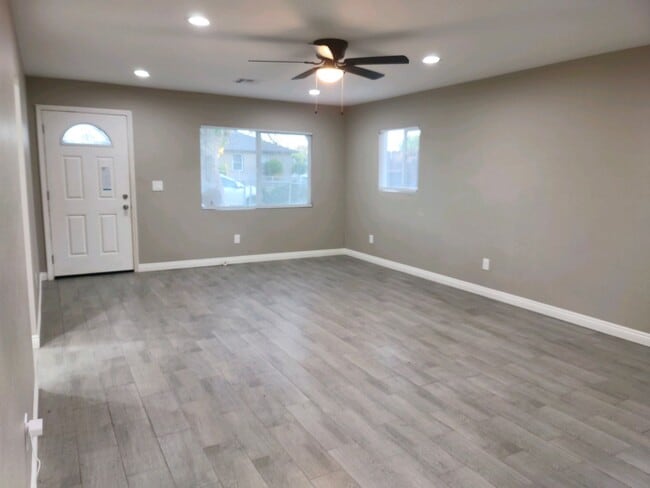 Foto del edificio - READY NOW! Newly Renovated! 4 Bdrm + Large Fenced Yard