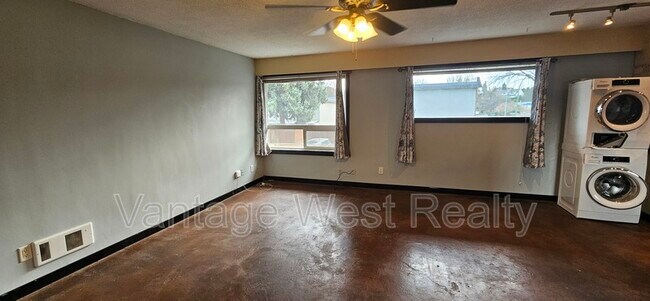 Photo du bâtiment - 1292-1292 Lawrence Ave