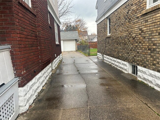 Foto del edificio - 1028 W 29th St