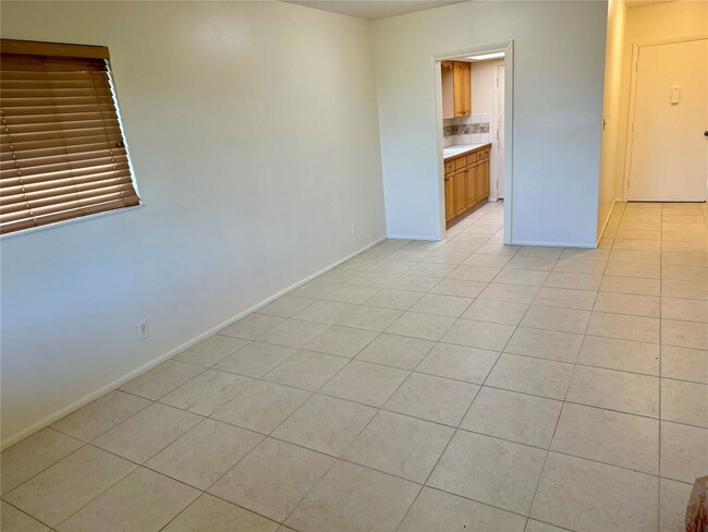Foto del edificio - 1350 E Sample Rd