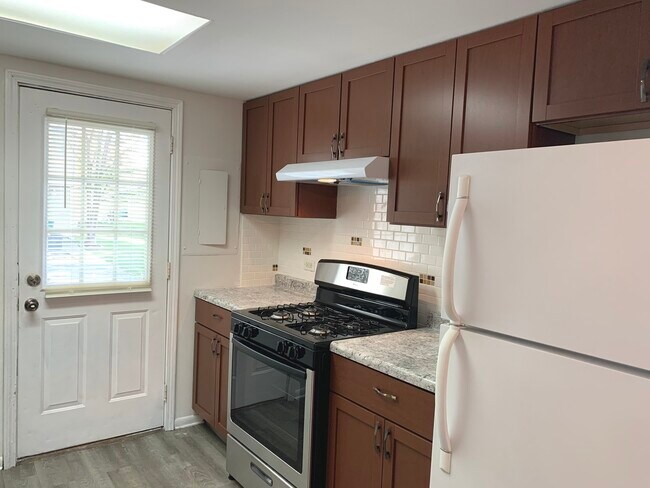 Building Photo - 318 Meadow Green Ln