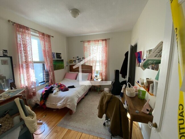 Building Photo - Charming 4 Bedroom