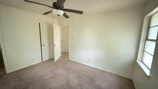 Foto del edificio - Upgraded 4 bedroom 2.5 bathroom house!  HO...