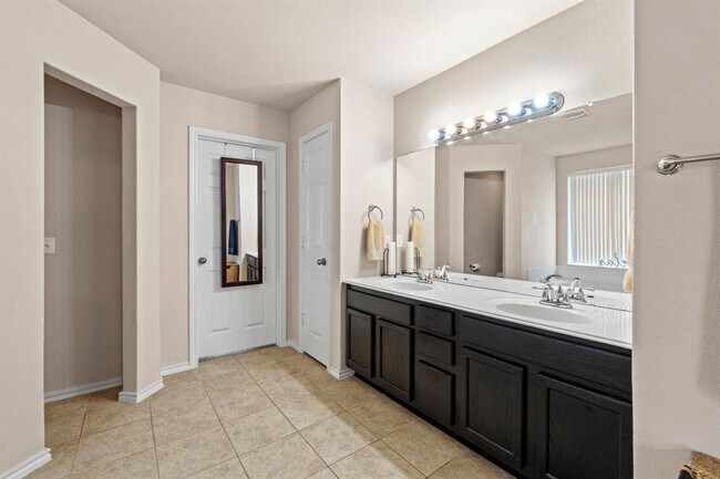 Building Photo - 525 Golden Creek Dr