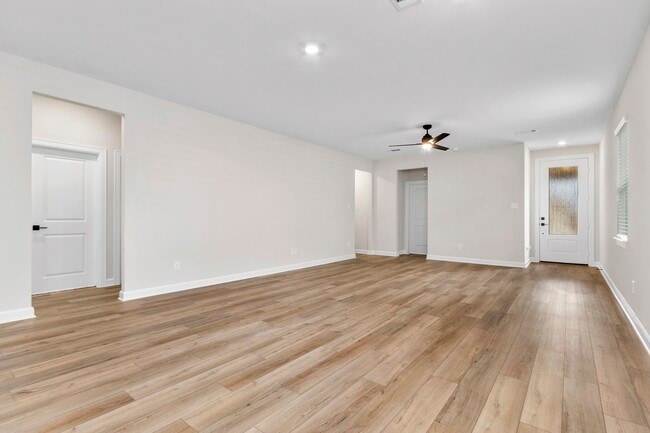 Foto del edificio - 1111 Whispering Winds Dr