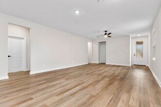 Building Photo - 926 Whispering Winds Dr
