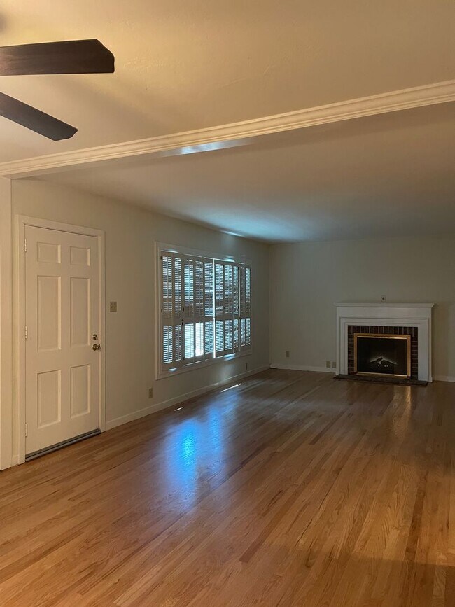 Building Photo - Spacious Home in East Sacramento 4 Bed/2Bath