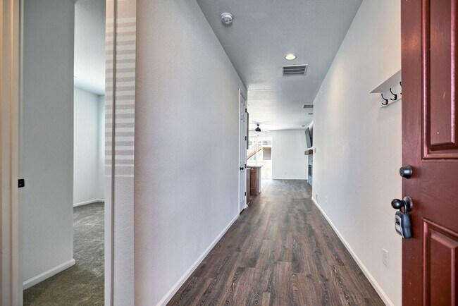 Foto del edificio - 3 bedroom home in Windsor