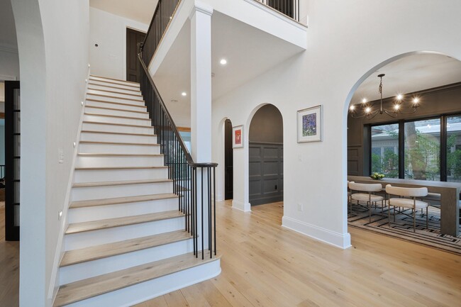Building Photo - 6455 Barnaby St NW