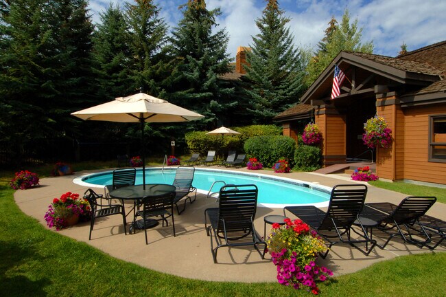 La piscina solo en verano - 85 Willis Plz