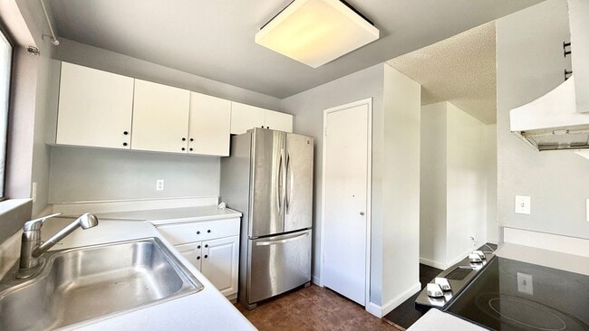 Building Photo - Rarely Available 2br/2ba House with garage with an Enclosed Yard