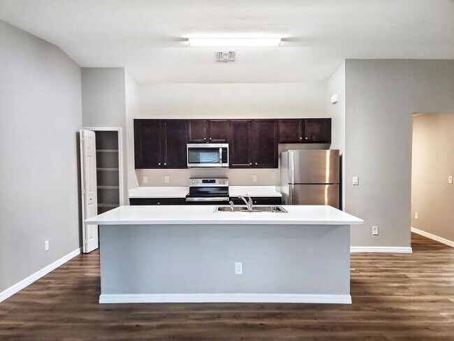 Building Photo - 5943 Bobolink St