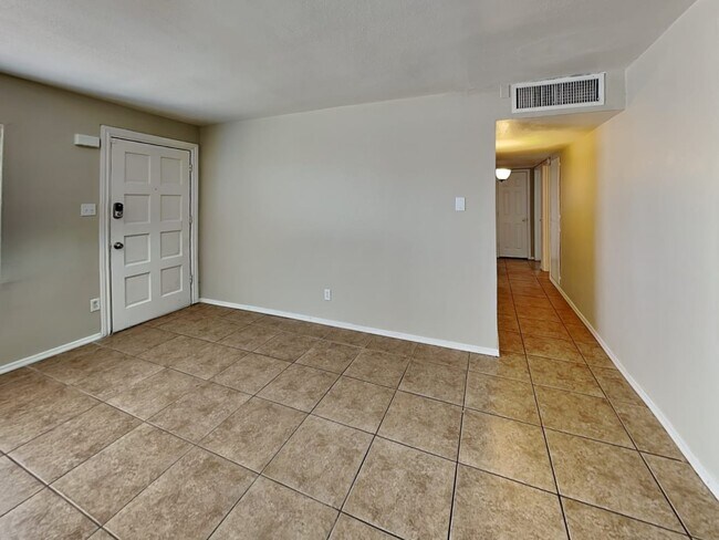 Building Photo - 2944 W Solano Dr N