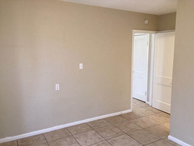 Building Photo - 1 bedroom 1 bath, Bethany Schools- Now Ava...