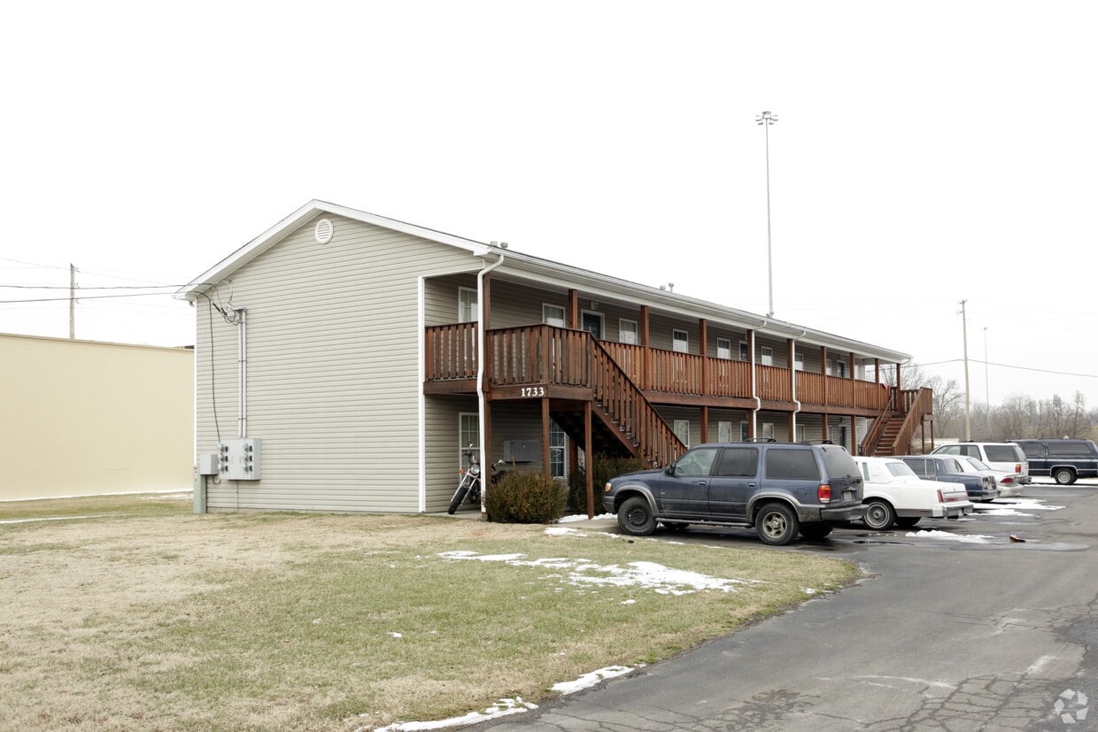 1733 Sanders Ln, Louisville, KY 40216 Apartments in Louisville, KY