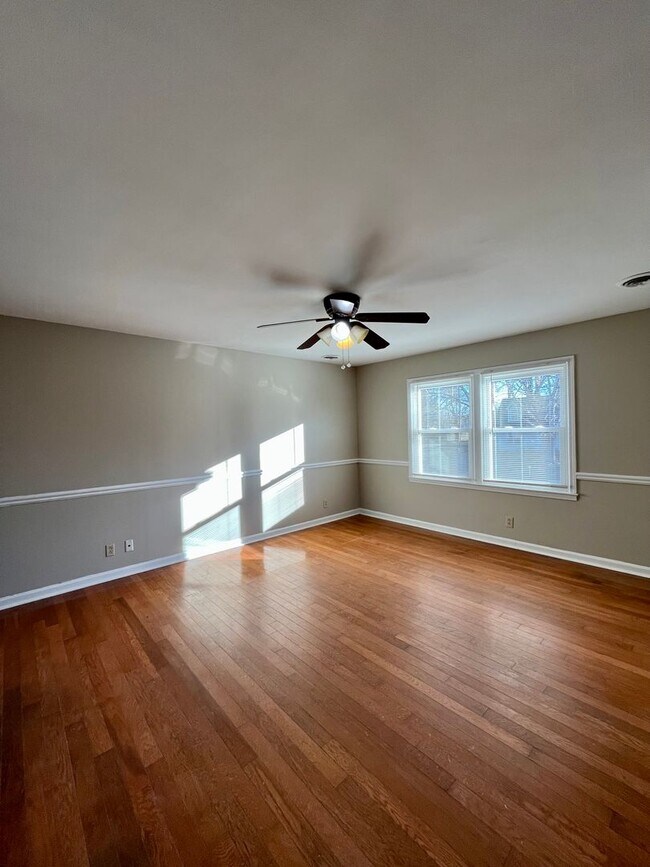 Foto del edificio - Large home with fenced in yard close to Du...