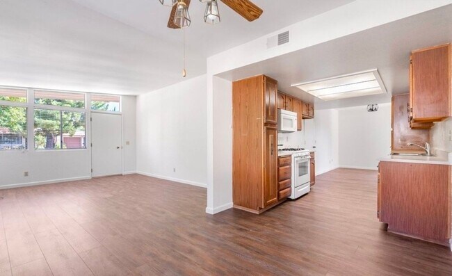 Building Photo - 2 bedroom 2 bath