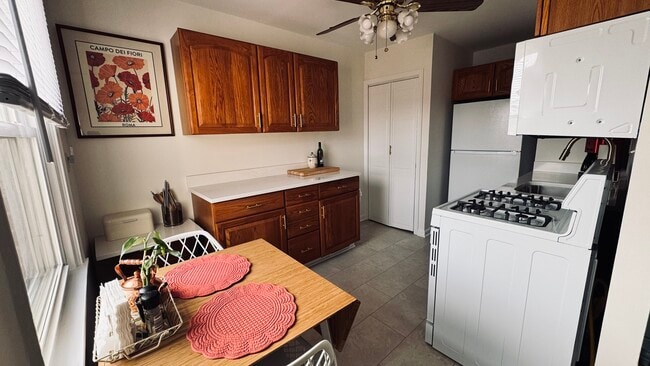 Completely stocked kitchen - 2353 2nd St