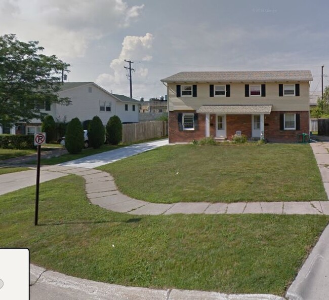 Building Photo - 418 8th St