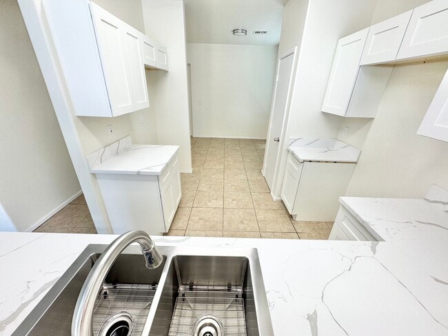 Building Photo - BEAUTIFULLY UPDATED SOUTHWEST LAS VEGAS TOWNHOME WITH NEW KITCHEN AND FLOORING