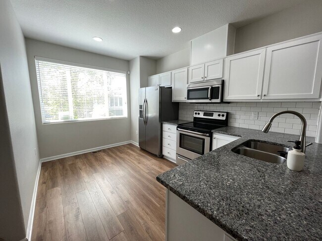 Foto del edificio - Stylish 2br/2.5ba Townhome with 2-car tand...