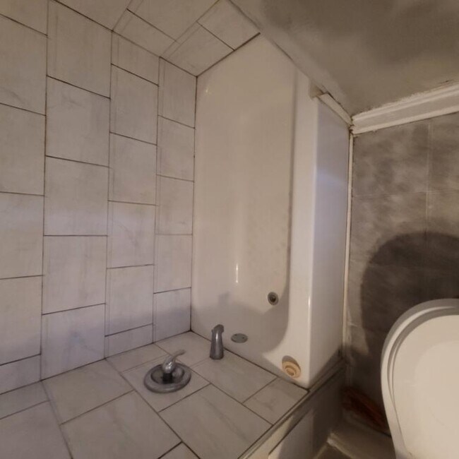 Building Photo - 1672 Lockwood Ave