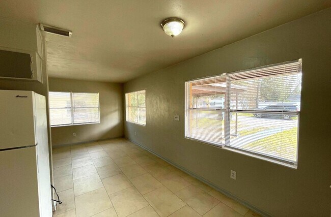 Foto del edificio - 3Beds and 1 Bath with large car port and a...
