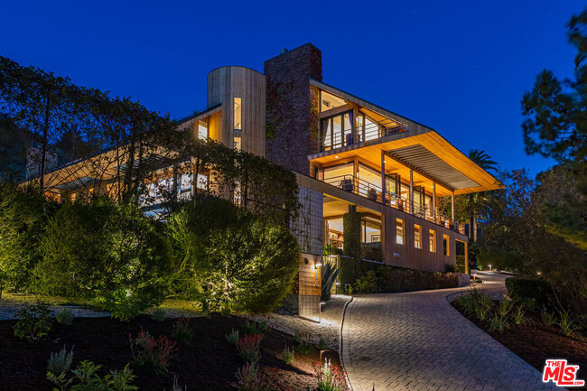 Building Photo - 3900 Villa Costera