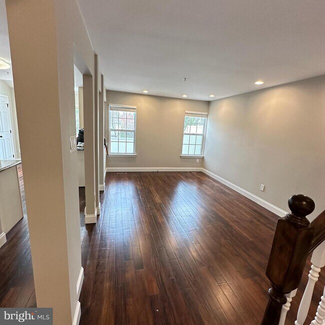 Building Photo - 1650 Mayfield Cir