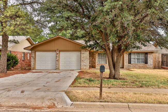 Building Photo - Pre-Leasing for Fall 2025 - 3 Bedroom Loca...