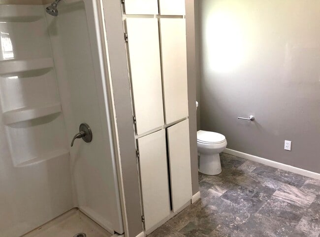 Building Photo - Large 3 Bed, 2 Bath House,  Bonus Room and...