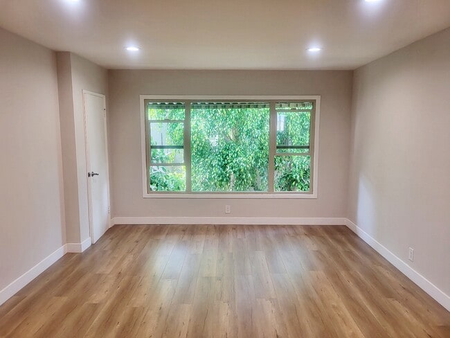 Building Photo - 450 S Rexford Dr