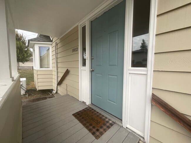 Foto del edificio - 3 Bed, 2 Bath Home with 2- Car Garage/Shop...